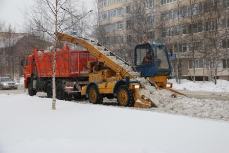 Коммунальные службы Когалыма продолжают уборку снега