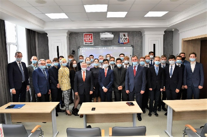 ЛУКОЙЛ формирует в Югре корпоративную группу для обучения в Пермском университете