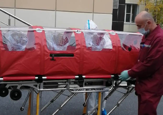 Станция скорой помощи получила защитный бокс для перевозки пациентов с коронавирусной инфекцией