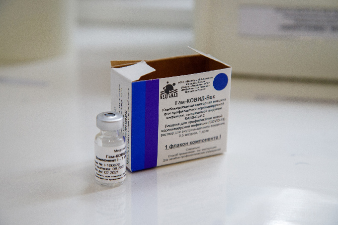 Прививка - самый надежный способ защитить себя и своих близких от тяжелого течения COVID-19