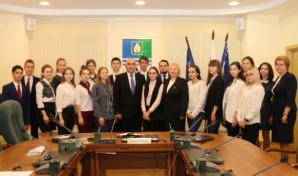 Глава города Николай Пальчиков и председатель Думы Алла Говорищева встретились с активистами школ  