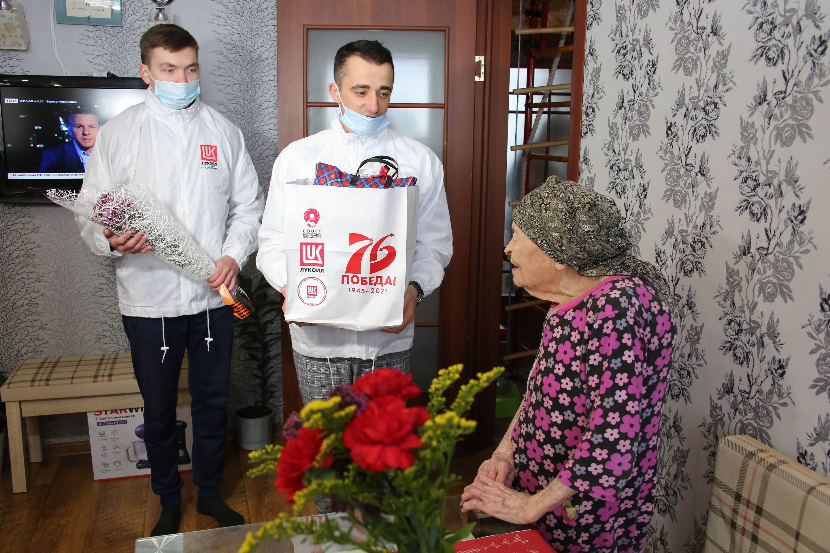 Проект помощь ветеранам. Память поколений красная гвоздика. Акция красная гвоздика. Благотворительная помощь ветеранам. Благотворительность фото.