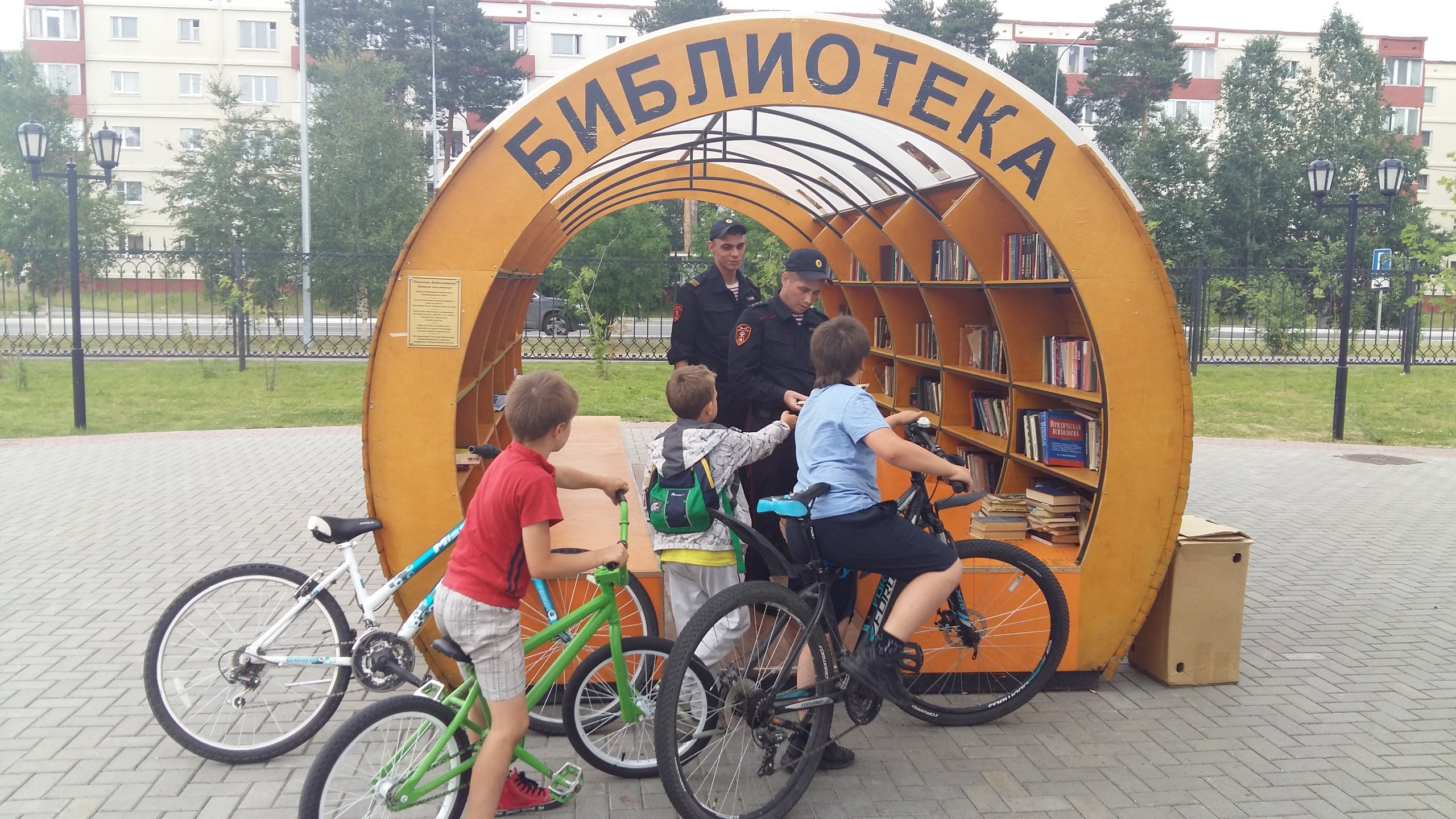 Библиотека когалым. Буккроссинг. Уличная библиотека в парке. Буккроссинг Екатеринбург. Буккроссинг Кузьминский парк.
