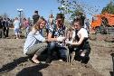 Одиннадцатиклассники посадили деревья на новой «Аллее выпускников» 