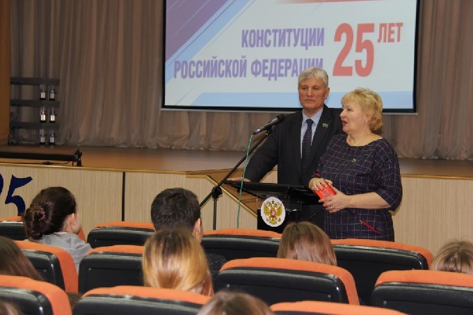 Классные часы, видео-уроки и акции в честь 25-летия Конституции Российской Федерации! 